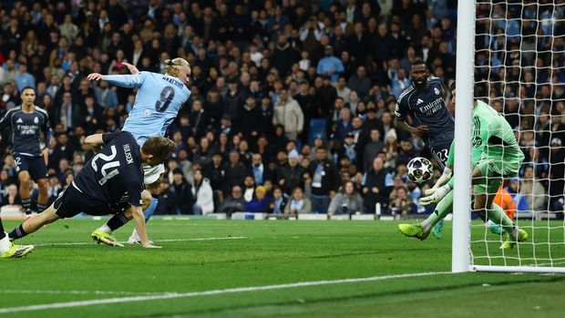 Soccer Football - UEFA Champions League - Round 16 - Second Leg - Manchester City v Real Madrid - Etihad Stadium, Manchester, Britain - March 17, 2026 Real Madrid's Thibaut Courtois saves from Manchester City's Erling Haaland Action Images via Reuters/Lee Smith