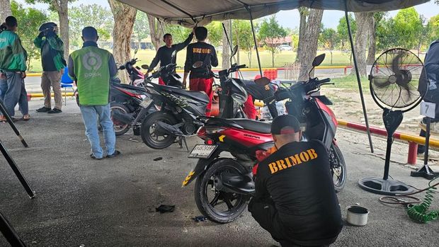 Menjelang perayaan Idulfitri, Satuan Brimob Polda Riau membuka layanan bengkel gratis bagi para pengemudi ojek online (ojol).