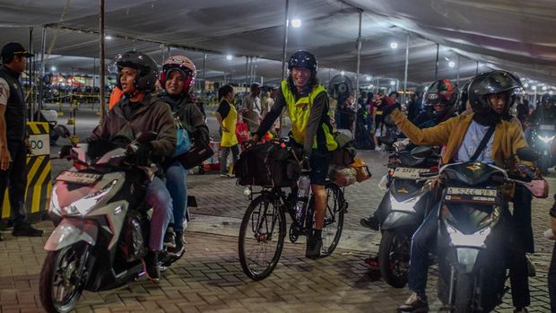Mudik gunakan sepeda ke Palembang Pemudik sepeda, Veri Sanovri mengayuh sepedanya menuju kapal di Pelabuhan Ciwandan, Kota Cilegon, Banten, Rabu (18/3/2026). Pria asal Serpong, Tangerang Selatang tersebut memilih sepeda sebagai moda transportasi utama untuk mudik Lebaran menuju kampung halamannya di Palembang dengan menempuh waktu perjalanan mencapai empat hari. ANTARA FOTO/Muhammad Bagus Khoirunas/foc.