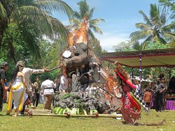 Meriahnya Pawai Ogoh-ogoh Diiringi Musik Ebeg di Banyumas