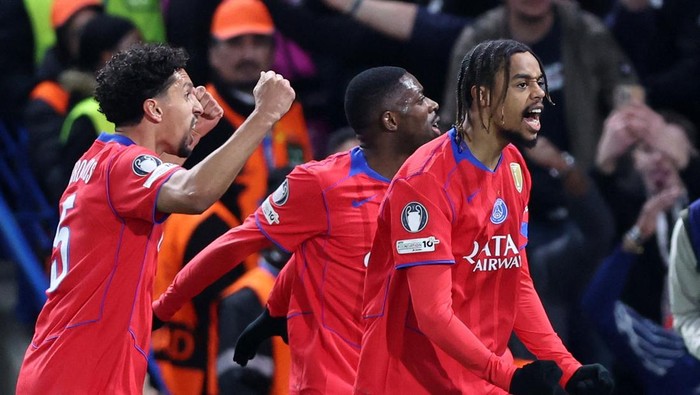 Soccer Football - UEFA Champions League - Round 16 - Second Leg - Chelsea v Paris St Germain - Stamford Bridge, London, Britain - March 17, 2026 Paris St Germains Bradley Barcola celebrates scoring their second goal with Ousmane Dembele and Marquinh