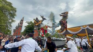 Semarak Pawai Ogoh-ogoh Sambut Nyepi di Surabaya