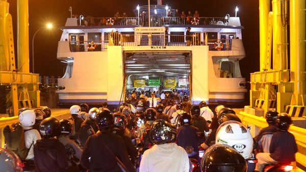 Pemudik Roda Dua Mulai Padati Pelabuhan Gilimanuk Jelang Puncak Arus Mudik