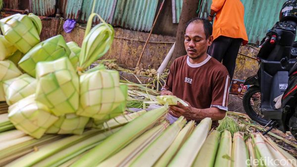 Pengrajin Ketupat Tetap Sibuk Jelang Lebaran Meski Penjualan Belum Menggeliat