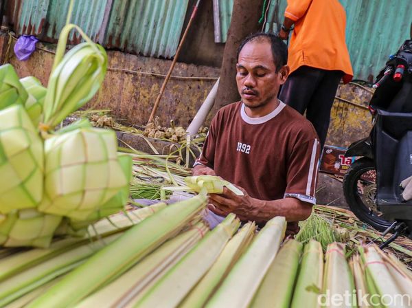 Pengrajin Ketupat Tetap Sibuk Jelang Lebaran Meski Penjualan Belum Menggeliat