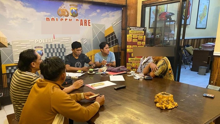 Pasutri pelaku dugaan penipuan di Pare Kediri saat diamankan petugas.