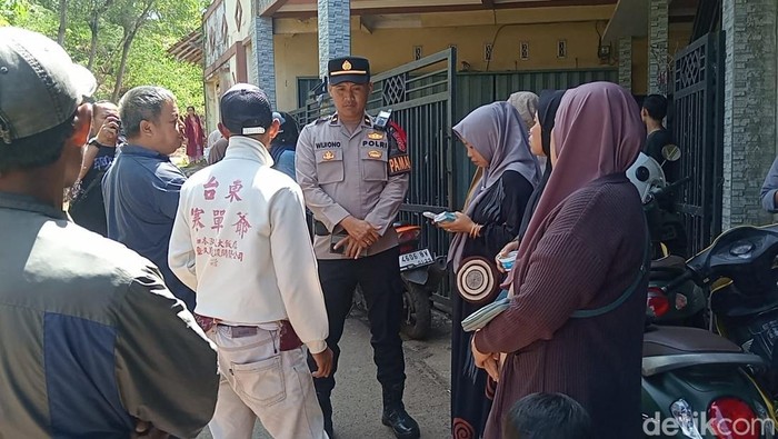 Peserta paket arisan lebaran geruduk rumah bos