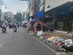 Pusat Kota Cimahi Berubah, Trotoar Jadi Lapak Dadakan PKL Musiman