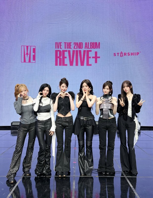 Konser 'DIVE into IVE' yang diselenggarakan oleh IVE merupakan agenda lanjutan dari rangkaian comeback terbaru dengan full album kedua 'REVIVE+'.