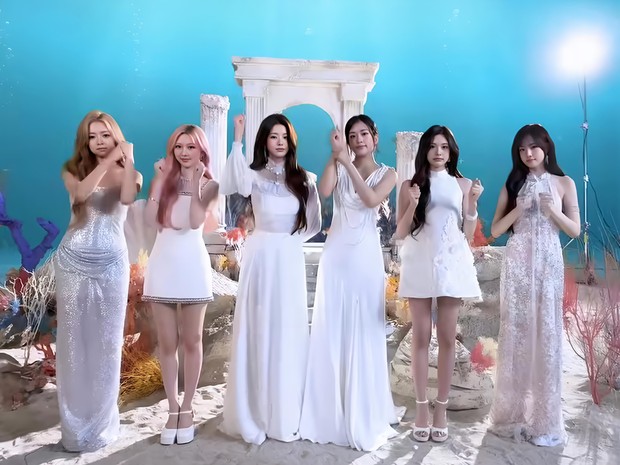 Potret IVE dalam poster fan concert 'DIVE into IVE'.