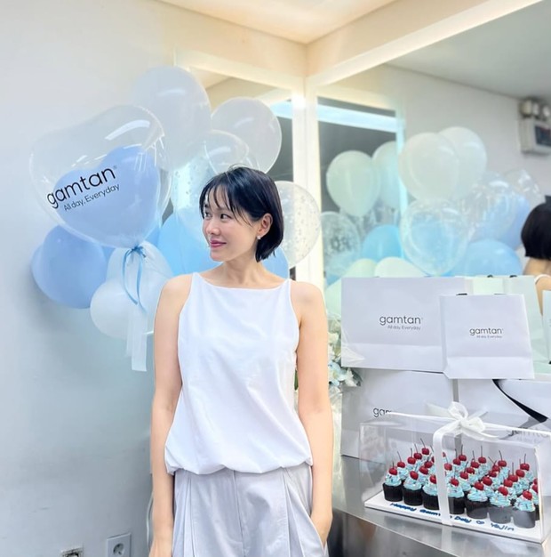 Potret Son Ye Jin dalam pemotretan bersama Gamtan. Potret Son Ye Jin mengenakan pakaian balet merupakan bagian dari aktivitasnya sebagai model dari brand pakaian Gamtan.