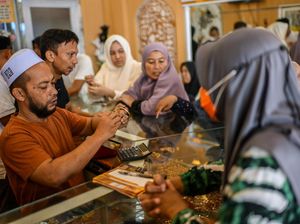 Potret Warga Berburu Emas Jelang Lebaran