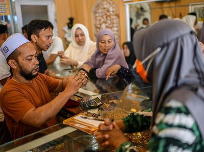 Potret Warga Berburu Emas Jelang Lebaran