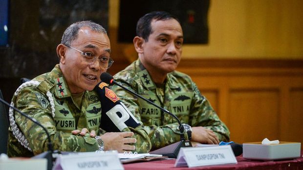 Komandan Pusat Polisi Militer TNI Mayjen TNI Yusri Nuryanto (kiri) didampingi Kepala Badan Pembinaan Hukum TNI Laksamana Muda TNI Farid Maruf (kanan) menyampaikan keterangan terkait kasus penyiraman air keras kepada Wakil Koordinator Bidang Eksternal KontraS Andrie Yunus di Mabes TNI, Cilangkap, Jakarta, Rabu (18/3/2026). Pusat Polisi Militer TNI mengamankan empat oknum anggota Detasemen Markas Badan Intelijen Strategis (Denma BAIS) TNI yang diduga terlibat dalam insiden penyiraman air keras terhadap Andrie Yunus. ANTARA FOTO/Putra M. Akbar