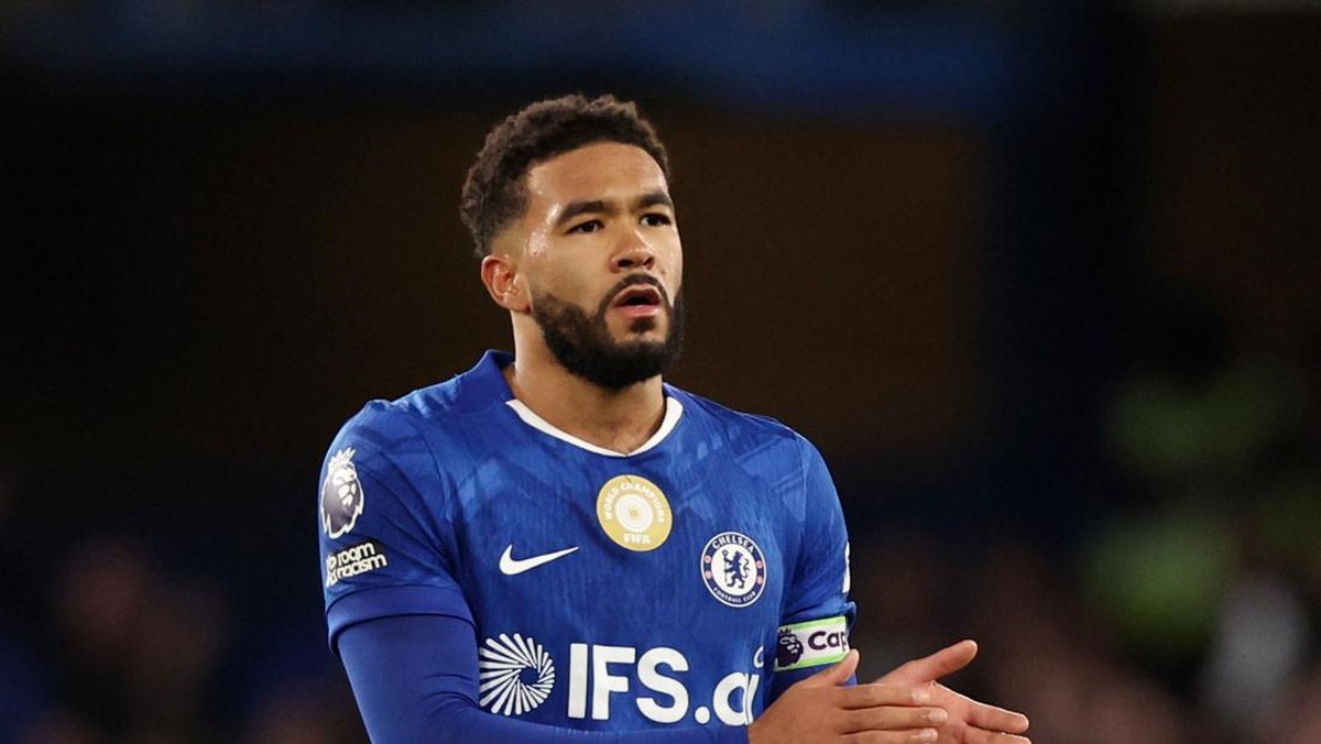 Bek Chelsea Reece James menepi beberapa pekan karena cedera hamstring. (REUTERS/David Klein)