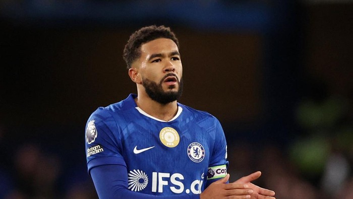 Bek Chelsea Reece James menepi beberapa pekan karena cedera hamstring.