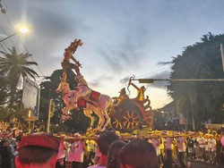 Tumpah Ruah Warga Saksikan Parade Ogoh-ogoh di Catus Pata Buleleng