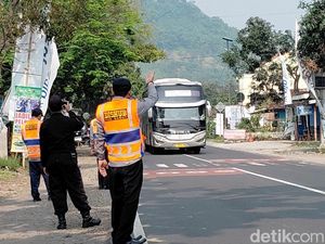 Jalur Mudik Limbangan Padat Pagi Ini, Polisi Berlakukan One Way
