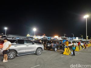 Dermaga di Merak Penuh, Polisi Pasang Penyekat Antisipasi Penumpukan