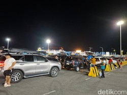 Dermaga di Merak Penuh, Polisi Pasang Penyekat Antisipasi Penumpukan