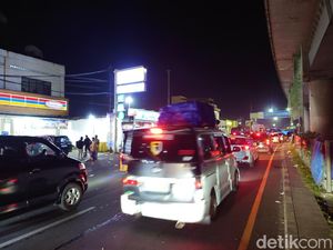 Puncak Mudik, Antrean Kendaraan di Pelabuhan Merak Meluber ke Jalur Arteri