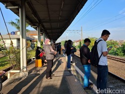 Cerita Pengguna KRL Masih Kerja Hari Ini, Mudiknya Nyusul