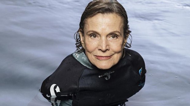 Pencapaian Sylvia Earle menjadi perempuan pertama yang menjabat sebagai kepala ilmuwan di NOAA.