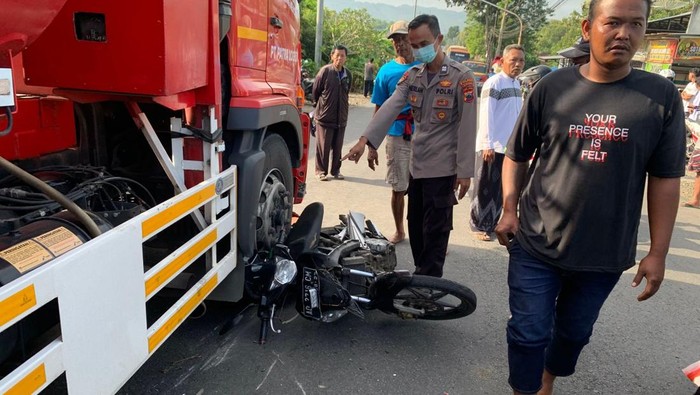 Truk lindas motor di Jalan Raya Baturetno-Pacitan, tepatnya di Dusun Watuagung, Desa Watuagung, Kecamatan Baturetno, Kabupaten Wonogiri.