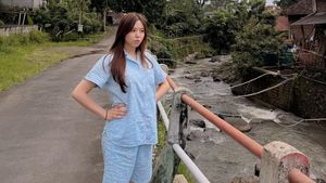 Momen Valencia Nathania Coba Tinggal di Kampung Mbok