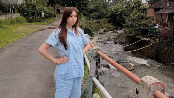 Momen Valencia Nathania Coba Tinggal di Kampung Mbok