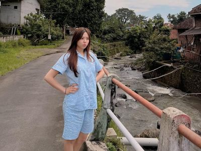 Momen Valencia Nathania Coba Tinggal di Kampung Mbok