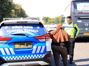 Cerita Pasutri Situbondo Tertinggal Bus Mudik hingga Diantar Polisi Gresik