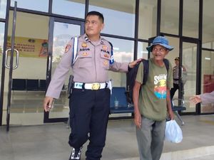 Cerita Polisi Ciamis Bantu Pemudik Jalan Kaki dari Cikarang ke Kebumen