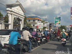Warga Pontianak Antre BBM di SPBU-Eceran, Walkot Klaim Stok Aman