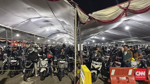 Antrean sepeda motor pemudik mengular di Pelabuhan Ciwandan, Banten sejak Rabu (18/3) hingga Kamis (19/3) dini hari atau puncak arus mudik.