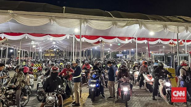 Antrean sepeda motor pemudik mengular di Pelabuhan Ciwandan, Banten sejak Rabu (18/3) hingga Kamis (19/3) dini hari atau puncak arus mudik.