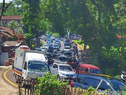 Video Polisi Berlakukan One Way 3 Kali di Jalur Nagreg Hari Ini