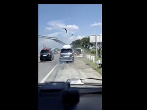 Viral Detik-detik Avanza Nabrak Guardrail, Besi Pembatas Nembus Bodi Mobil