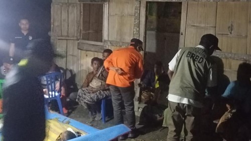 Petugas saat mendatangi rumah duka siswa yang tertimpa bangunan sekolah roboh di Desa Nifukani, TTS, Rabu (18/3/2026). (Dok. BPBD TTS).