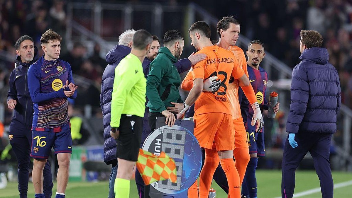 Garcia (kiri) digantikan oleh Szczesny jelang akhir laga Barcelona melawan Newcastle. Foto: Anadolu via Getty Images/Anadolu
