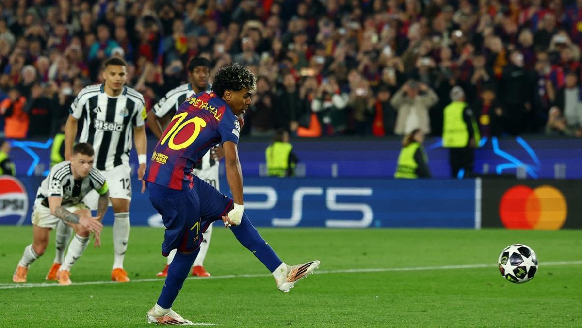 Penalti Lamine Yamal awali kehancuran Newcastle United di kandang Barcelona. (REUTERS/Albert Gea)