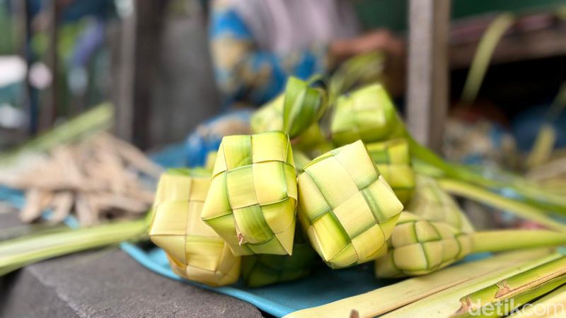 Cangkang Ketupat dan Janur Laris Diburu Warga Surabaya Cangkang Ketupat dan Janur Laris Diburu Warga Surabaya