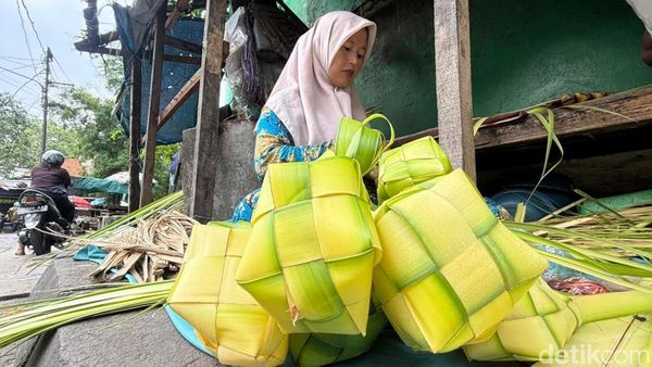 Cangkang Ketupat Laris Manis di Pasar Wonokromo Menjelang Lebaran