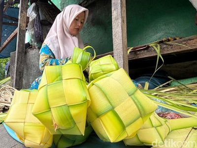 Cangkang Ketupat Laris Manis di Pasar Wonokromo Menjelang Lebaran