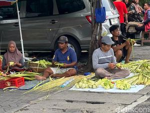 Cangkang Ketupat dan Janur Laris Diburu Warga Surabaya Jelang Lebaran