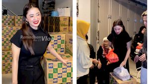 Dewi Perssik Bagi-bagi Sembako di Rumah Jakarta, Warga Antre Panjang!