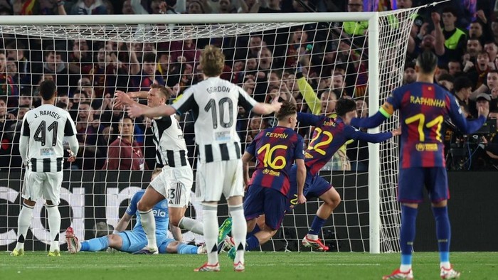 Barcelonas Spanish midfielder #22 Marc Bernal celebrates scoring his team0s second goal during the UEFA Champions League last 16 second leg football match between FC Barcelona and Newcastle United at the Camp Nou stadium in Barcelona, on March 18, 