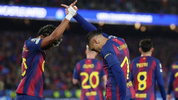 Barcelonas Brazilian forward #11 Raphinha celebrates scoring his teams seventh goal with Barcelonas Spanish forward #10 Lamine Yamal (L) during the UEFA Champions League last 16 second leg football match between FC Barcelona and Newcastle United a