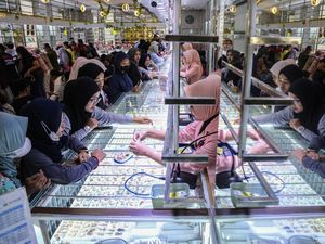 Jelang Lebaran, Toko Emas Ramai Diserbu Pembeli