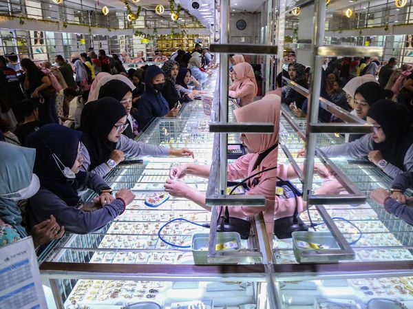 Jelang Lebaran, Toko Emas Ramai Diserbu Pembeli